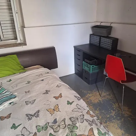 Séjour chez l'habitant With Private Entrance From Outside, Traditional House