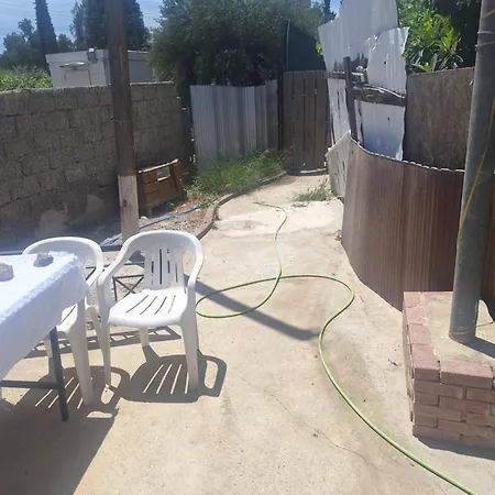 Δωμάτια σε οικογενειακή κατοικία With Private Entrance From Outside, Traditional House Λιβάδια